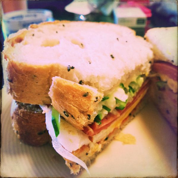 把烤好的土司加上少許的番茄醬，把煎好的火腿及蛋放上愈，再撒上少許的胡椒粉，放上剛剛切好的洋蔥絲及小黃瓜絲，蓋上另一片吐司，對切就完成了。