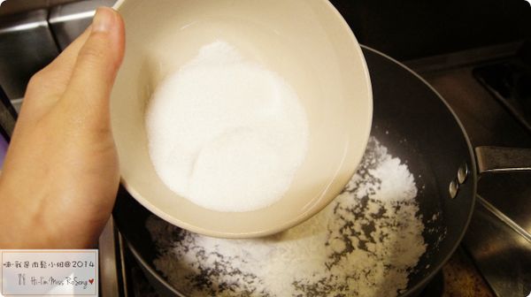 將玉米粉，糖和鹽放入湯鍋中