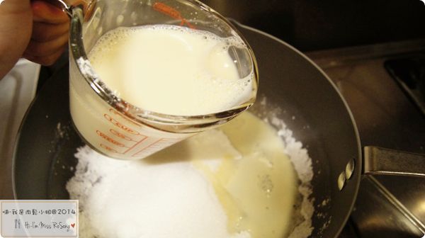 慢慢一邊攪拌一邊倒入奶類製品(用豆奶的倒豆奶，用鮮奶的倒鮮奶)。
接著開中火，用打蛋器將玉米粉漿攪拌均勻