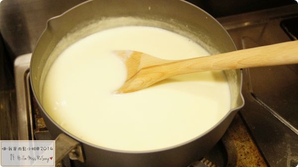 注意!!瓦斯爐的火力不用開太強，玉米粉漿不需要煮到冒大泡泡。
等到玉米粉漿開始小小沸騰後，轉文火(小火)煮約十分鐘，煮的過程要時不時地攪拌，最好是用打蛋器或木湯匙這樣比較不容易結塊