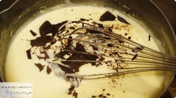 10分鐘後就會有一鍋很濃稠的奶漿，這時候加入切塊的巧克力拌勻後再煮3分鐘