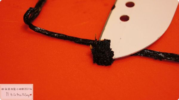 香草豆莢切對半(像切辣椒那樣橫切)，並且用刀尖將中間的香草籽刮下來備用