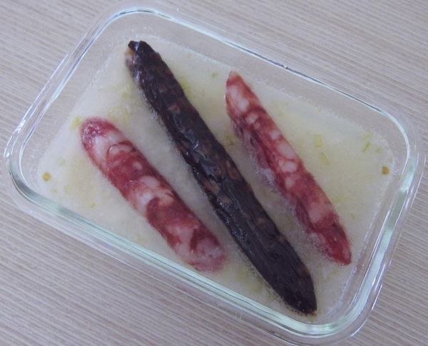 泡生米的過程中，先把洋蔥切細丁，炒過備用。
泡完米後，先倒入香菇高湯和炒過的洋蔥丁拌勻，再排放臘腸，外鍋 1.5 杯水，放蒸架，就能進電鍋煮。