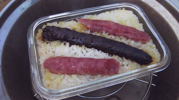煮好後，移出臘腸等涼再切成薄片。
等臘腸涼的時間，可以先把飯拌均勻，煎顆蛋和燙青江菜。