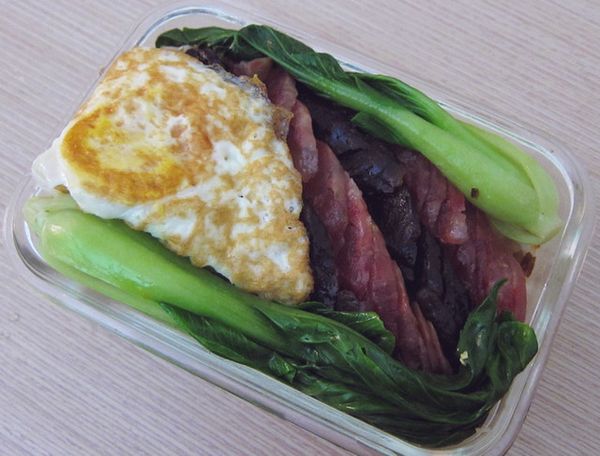 等熟食都準備完成，就能組合上桌了。