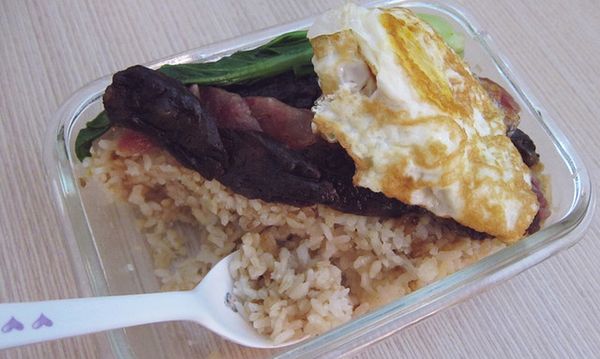 我這次準備的煮飯容器是耐熱玻璃保鮮盒，做好之後一半是晚餐，剩下的一半待涼後上盒蓋冷藏，隔天帶便當。

不必花太多時間照顧爐火，也不必洗過多的碗盤，簡單上菜。除非家裡的電鍋有鍋巴設定，不然，電鍋煲飯吃不到脆鍋巴哦～