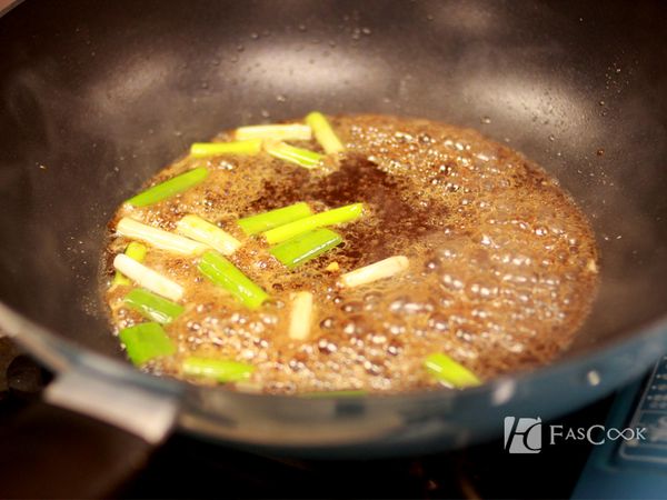 將炒鍋加熱，倒入醬汁，將蔥段跟剩下的蒜蓉爆香，