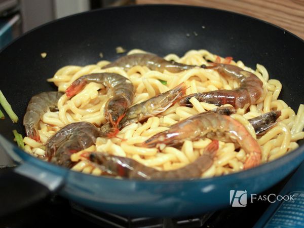 加入蝦子稍微拌炒，蓋上鍋蓋，悶5-6分鐘，讓蝦子熟透及吸收醬汁入味