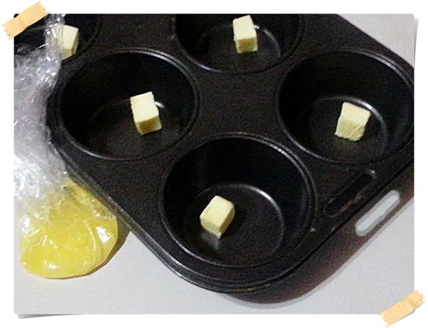 奶油微波15秒融化待涼.馬芬烤盤個放進約1公分立方的奶油備用(配方外)