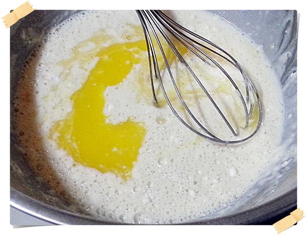 把牛奶加入粉類內攪拌均勻.然後加入打散的全蛋液.最後加入奶油.攪拌過程不要超過2分鐘.有細顆粒也沒關係.靜置30分鐘備用.15分的時候開始210度預熱烤香