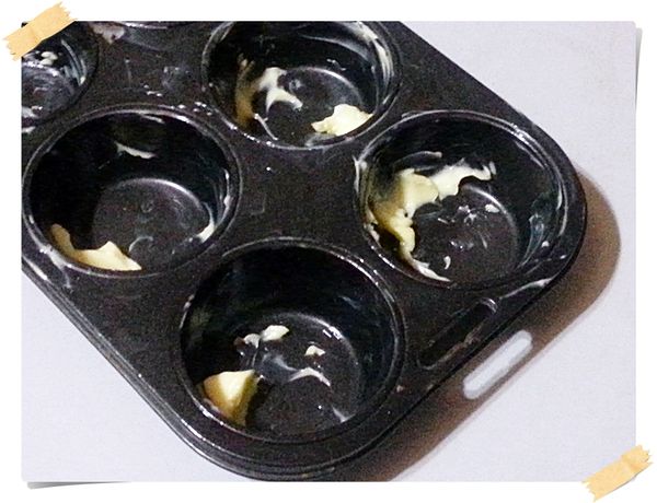 將馬分盤內軟化的奶油塗滿內側(連表面靠近洞口的地方也要塗喔~這樣你的成品才會漲的又高又漂亮~~預熱烤箱時間留7分鐘將馬分盤放進去放上層讓奶油加熱