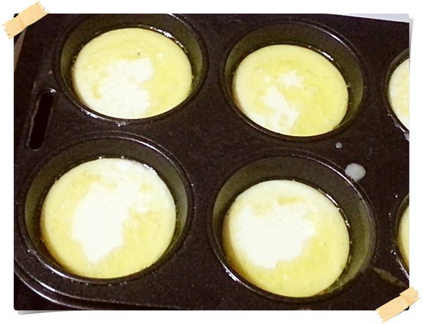 倒入1/2的混和液(真的只要1/2喔)倒入的時候要聽到滋的一聲才表示你的奶油溫度夠.這樣才會好吃~~