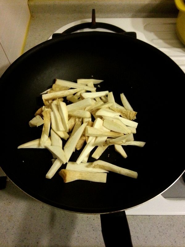 熱鍋乾炒杏鮑菇至出水份，先盛起備用。