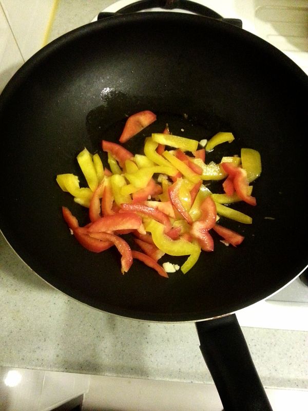 加進奶油爆香蒜末，再倒入切成細條狀的甜椒拌炒，約2分鐘。