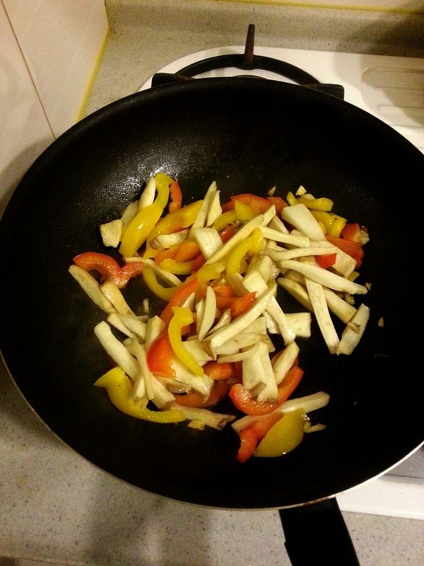 最後加入杏鮑菇及1小匙鹽巴翻炒，約2分鐘即可起鍋囉~