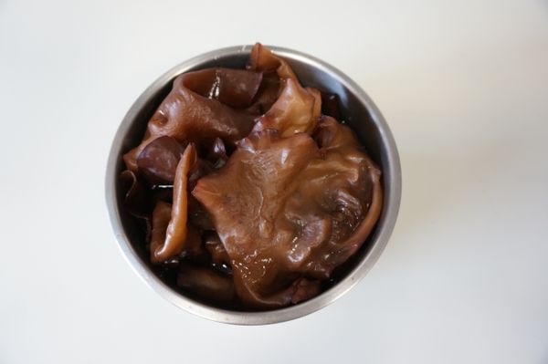 先將乾木耳使用熱水(冷水)泡發