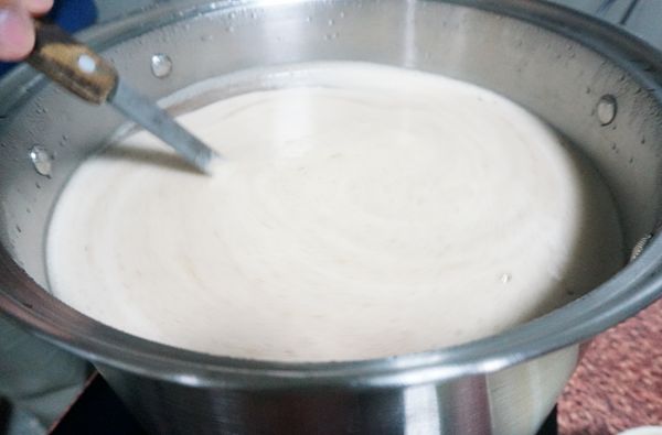 並將打碎後的木耳倒入冰糖水中，先大火煮滾，滾之後持續攪拌