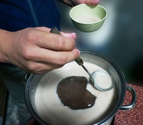 撈除過多泡沫,等滾後關小火慢熬2-3小時，期間會有泡泡需不停的撈起與攪拌，避免燒焦