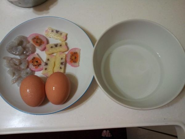 備料,魚板切片,蝦仁洗淨備用