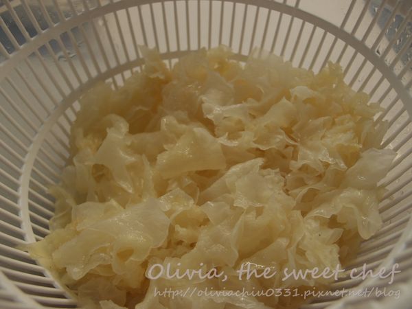 白木耳泡水洗淨，剪去蒂頭，剝小塊。