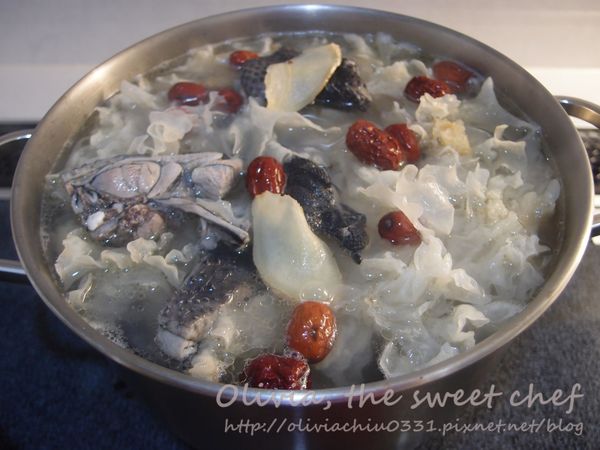 將雞肉、白木耳、薑片
和紅棗放入鍋中，
加入適量的水，以中大火煮滾後，
轉小火煮一小時。