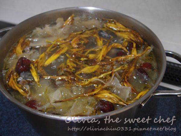 加入金針再煮3-5分鐘，以鹽調味。