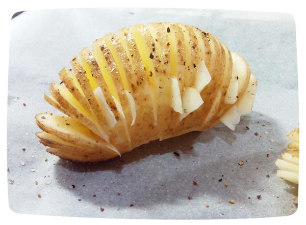 將馬鈴薯洗淨切片不要切到底...在泡一下水將多餘的澱粉沖乾淨..利用多餘片下來的頭尾部分切成小片片像書籤插著...用刷子沾點油在表面..不用多 .灑鹽和胡椒.