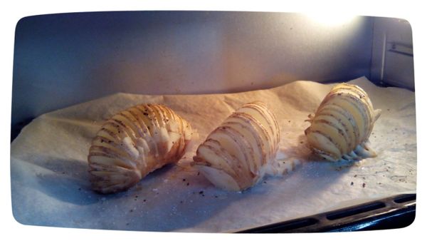 入烤箱烤20分鐘..200度...馬鈴薯要熟其實底部沒切段的部分會比較難些...不過沒關係..斟酌再追加時間...片開的部分這階段都可以熟透..難的是底部...這時候可以鋪上起司在馬鈴薯上..讓他融化