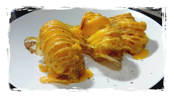 像這樣的階段取出馬鈴薯..先片一塊來試試...如果沒透..沒關係..微波爐在加熱個2分鐘就可以了.....