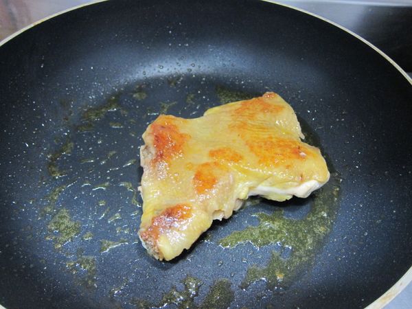 醃漬過的雞腿取出，直接冷鍋，雞皮處朝下放入鍋；上蓋小火煎，把雞腿本身的雞油逼出來，呈金黃色澤再翻面，兩面都金黃色，且雞腿全熟，最後再開中火，讓雞皮更酥脆美麗。