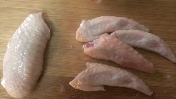 雞翅從關節處切開成兩段，取肉多的部分使用。
這部位會看到有大、小兩支骨頭，將小支骨頭拿掉，剩下比較大的骨頭。