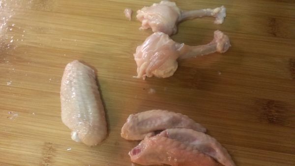 將雞肉往外翻，沿著大骨頭慢慢往上推，就成了鬱金香花型。