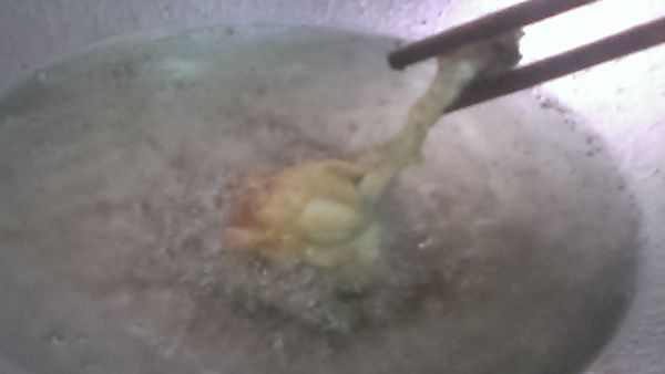 用醃料醃約20分。
擦乾水分，沾上薄薄一層麵粉，中火炸約5分即可。