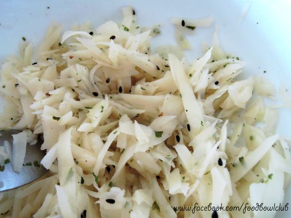 准备一杯分量的刨丝马铃薯(我使用大颗马铃薯)，将刨丝马铃薯装入碗里。
加上一大匙的橄榄油，适量黑胡椒粉，少许盐巴，少许香菜片和黑芝麻（自选）然后搅拌均匀即可。