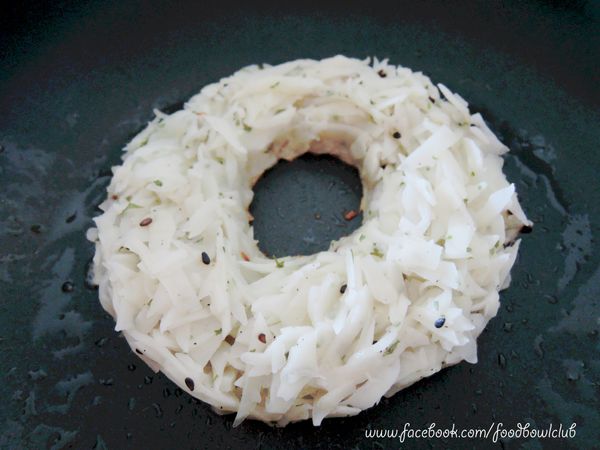 开小火热锅后，加入一些黄油，舀刨丝马铃薯放入平底锅，然后在中间挖个洞口