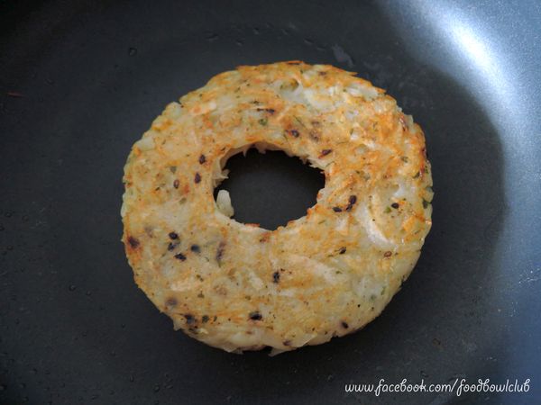 以低火煎至金黄色，然后翻过来再煎另一面。