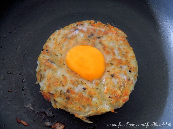 等双面都变成金黄色后，你就可以把蛋加入到小洞口里并盖锅盖。把蛋烘几分钟至到熟为止。如你不想蛋黄熟透，在对的时间就立即取出。