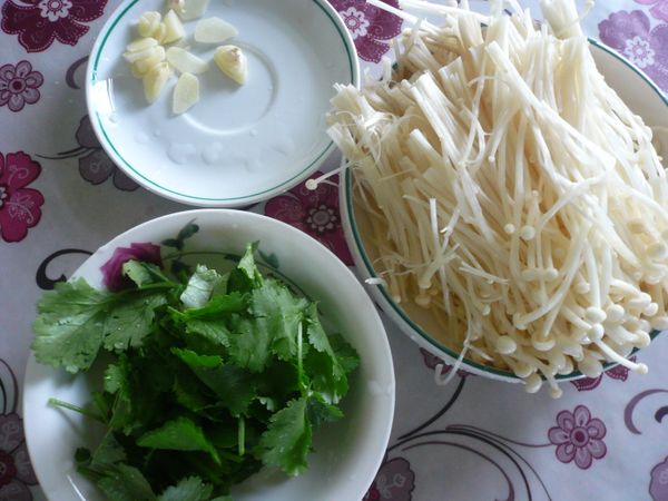 將金針菇去根部洗淨；芫荽洗淨切段；蒜頭去膜切末備用。