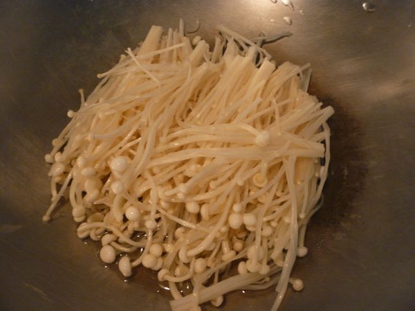 冷鍋放入少許的水、蒜末和金針菇，淋上少許橄欖油和鹽巴，蓋上鍋蓋，開大火燜煮5分鐘。