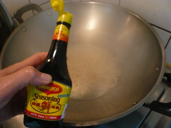 滴入5滴的美極鮮味露拌勻。