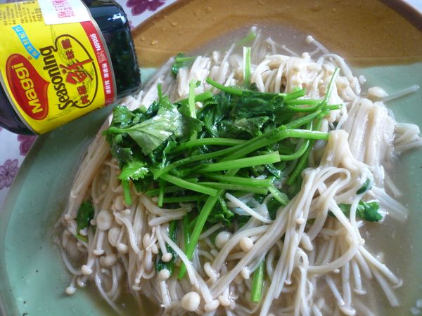 上桌嘍～有了美極鮮味露的調味，金針菇的美味簡簡單單就能呈現，讓這道菜變得很下飯，天氣熱別忘了這道菜唷。