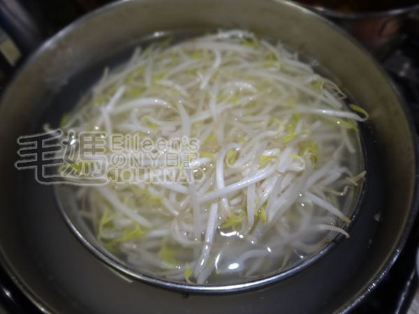 煮滾水, 放入芽菜川燙1-2分鐘(去生味)