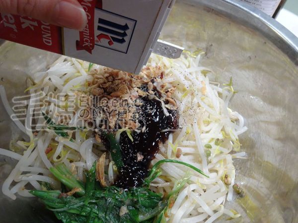 瀝乾水份, 放入大盆裡, 加入蔥絲, 蠔油