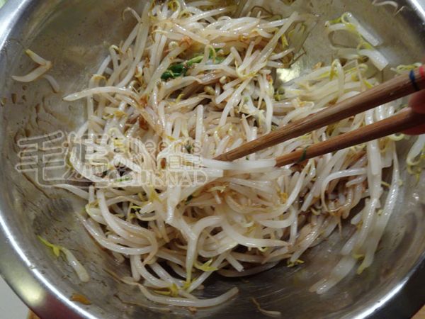 攪拌均勻, 裝盤, 在撒些油蔥頭再滴幾滴麻油添香味即可