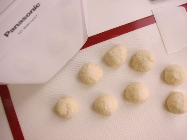 將麵團倒出，分成八份(每份約66g)，滾圓後鬆弛一下。