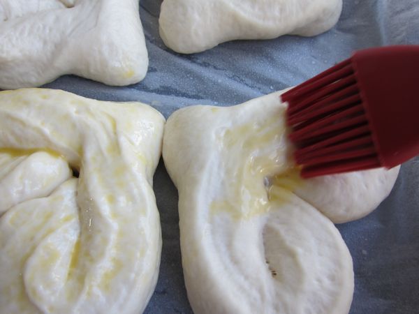 烤箱預熱180℃。全蛋液均勻刷上麵團表面(剩餘蛋液留下)。