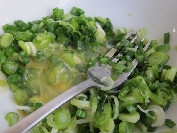 蔥末+鹽+少許白胡椒拌勻後加橄欖油，再將第五步驟剩下的全蛋液混合。