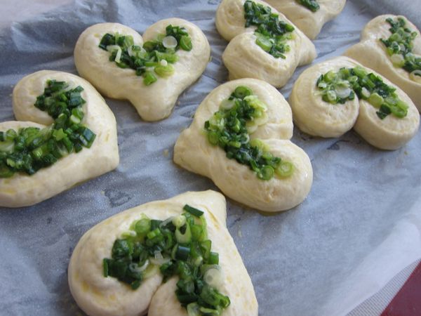 將完成的蔥花餡分成八等份鋪在麵包上。
進烤箱，180℃烤20分鐘後完成。