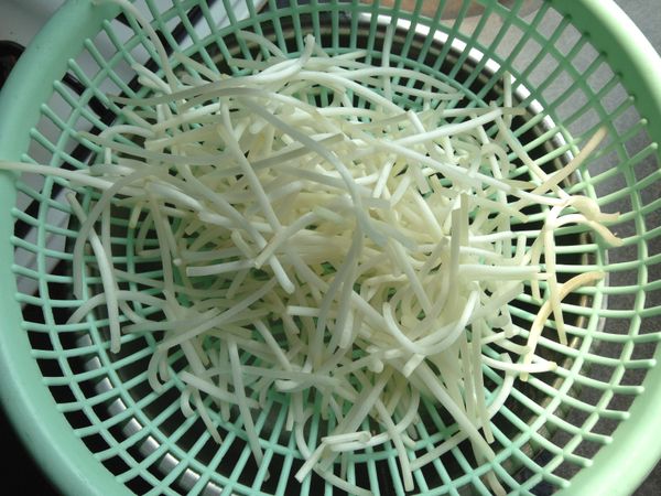 豆芽摘掉頭尾,洗淨瀝乾備用