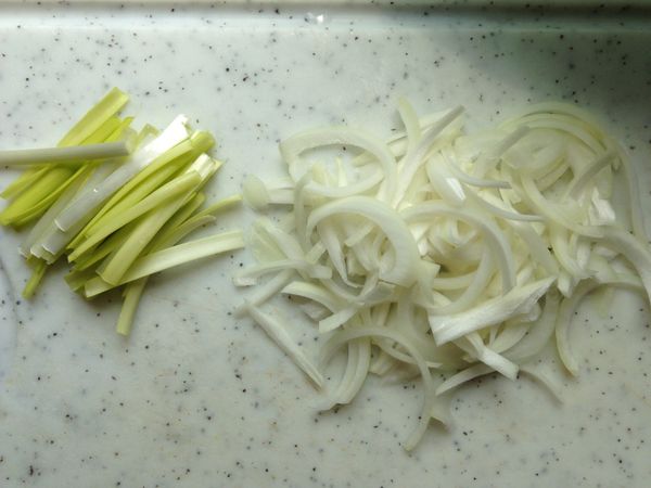 洋蔥切絲,韭黃切段備用